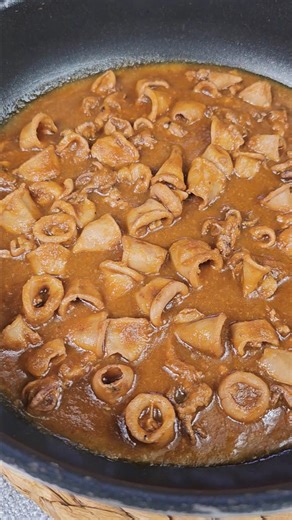 Hoy esta receta de calamares en salsa tan irresistible, tan delicioso de sabor. Vamos una comida de diez, que preparas en casi nada de tiempo y con mucho sabor.Mejores restaurantes cerca de mí Receta de calamares en salsa que puedes acompañar de un rico puré, unas patatas fritas, un arroz blanco… o simplemente con un buen trozo de pan al lado. Porque si una cosa no puede faltar a la hora de comer esta delicia, es el pan… INGREDIENTES (Cocino para 4 personas) 800 gr de calamares 2 cebollas 3 dien