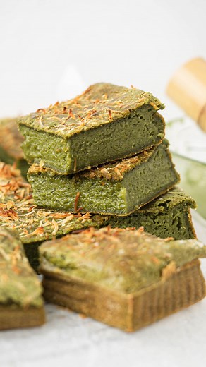 Matcha butter mochiiii 🧈 Everyone has been loving the butter mochi recipes so here’s one of my favourite flavours, matcha! What kind of butter mochi do you want to see next?! Link to the recipe in my bio @catherine.desserts or here: https://zhangcatherine.com/matcha-butter-mochi/ . . . #buttermochi #mochi #recipe #baking #greentea #asiandessert #hawaiianfood | Catherine.desserts