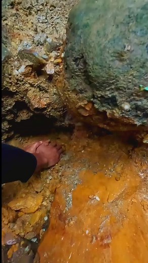 10K reactions · 48 shares | Mining gold in a former gold mine pit | Tanah Mengandung Emas #mininggold #goldmining #mencariemas #mendulangemas #goldpanning #goldprospecting #goldhunter #goldrush #goldhunting #findinggold #tanahmengandungemas #videomencariemas #goldprospectingvideo #tambangemasu #panningforgold #lookingforgold | Ades Gold Hunter | Facebook