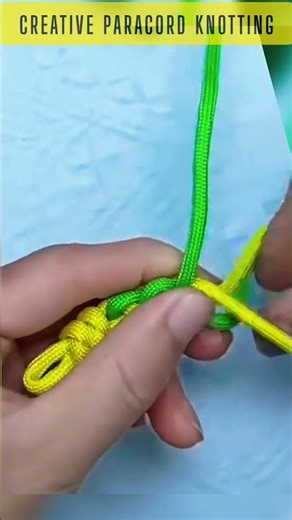 HOW TO WEAVE A TWO-COLOR PARACORD BRACELET | EASY DIY TUTORIAL
