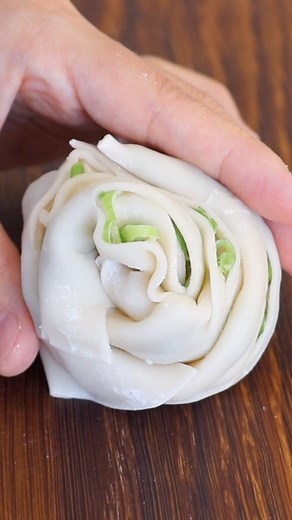 30-Min Scallion Pancake Recipe (with Dumpling Wrappers)! Printable Recipe: https://cicili.tv/30-min-scallion-pancake-recipe/ Serves 4 Prep time: 15 minutes Cook time: 15 minutes For the scallion oil: 6 tablespoons avocado oil, or other oil of your choice 1 bunch scallions, white part, cut into 2-inch pieces For the scallion pancake: 16 dumpling wrappers, or replace them with wonton or gyoza wrappers 3 tablespoons all-purpose flour ¼ teaspoon salt 1 bunch scallions, green part, minced 4 tablespoo