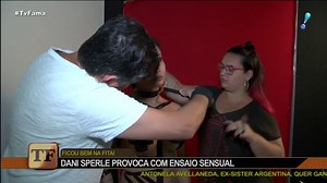 Dani Sperle provoca em ensaio com fitas: "Bem depilada pra não machucar"
