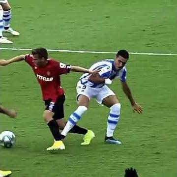 Pitch Perfect Dribbling & Finishing Techniques for Strikers