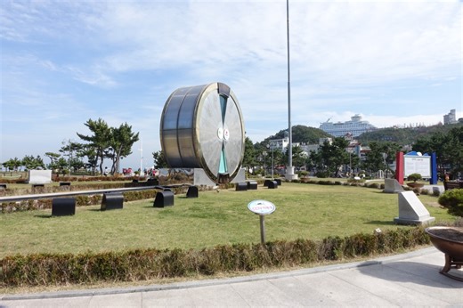 The world’s largest hourglasses shared in a Wikipedia article