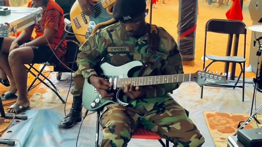 What Ghanaian song intro is the military man playing? Please, Masa Owusu, don’t tell them. 😃😃 @malefia @bernard walker @ophiliamusicliveband @thegeneralsmorale @EXPELE MEDIA #ghanatiktok🇬🇭 #gaf #ghanaarmy🇬🇭 #military #guitar