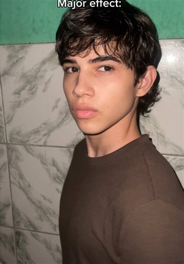 Efeito Major: pomada para cabelo ondulado e corte curto