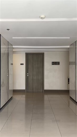 Runway Model Walk Videos - Strutting Down the Catwalk with Style