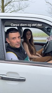 Carpe Diem er ude nu ❤️ Jeg har virkelig prøvet at tage fat i, hvordan vi navigerer i alle de indtryk, vi bliver bombarderet med via vores skærme. Til tider kan jeg blive helt apatisk, fordi jeg bliver så overvældet af mængden af information, elendighed og alt det andet pis der kommer op på min fyp. Hele tiden prøver jeg at undgå at falde i hullet, ikke give op på verden og føle jeg ikke har noget at skulle have sagt. Carpe Diem er et forsøg på at hanke op i mig selv og holde fast i at verden er