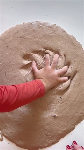 Professora Ataléia | Mais Infância on Instagram: "INSPIRAÇÃO 👉🏼 Repost/créditos @dra.fetochio ✨AREIA SENSORIAL ✨ 💛 Regula as emoções, porque o movimento repetitivo e a textura ajudam a acalmar o sistema nervoso ✨Receita caseira de areia cinética: • 1 medida de maisena •• 2 medidas de areia • 1/2 medida de água •• 4 colheres de sopa de sabonete líquido 🔸Ajustes, se necessário: 👉🏻Muito grudenta? Adicione mais areia. 👉🏻Muito quebradiça? Adicione um pouco de água. 👉🏻Pouco elástica? Adicion