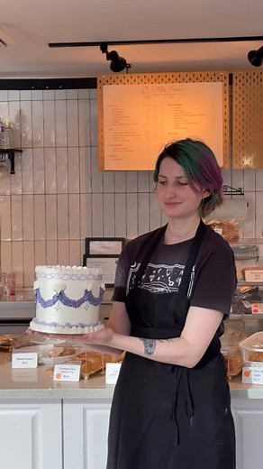 A little behind the scenes of decorating a vintage-style gluten-free cake 💖 I always start by marking the sides before adding the details it helps keep everything even! Also, any dietary preference we can accommodate for your orders. From gluten free, vegan, egg-free and so on! Just DM us for orders. What do you think of the final look? 👀👇 | Fluffy Bakery