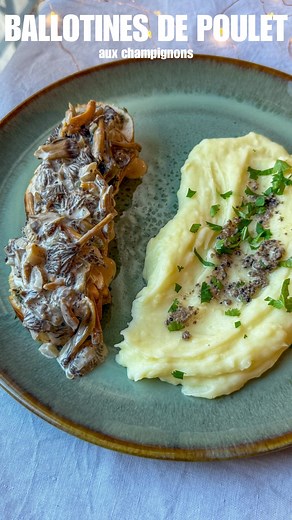 BALLOTINES DE POULET AUX CHAMPIGNONS ✨ Une idée de plat délicieux et super facile à préparer pour votre repas de Noël ! Enregistre la recette pour la refaire plus tard 👀 👩🏻‍🍳 INGRÉDIENTS (pour 2 personnes) : - 2 blancs de poulet - 250g de champignons - 1 gousse d’ail - 2 échalotes - Persil - Thym (optionnel) - 100ml de crème liquide - 100g de champignons - Beurre LA RECETTE : 1️⃣ - Hachez finement ou mixez les champignons avec l’ail, l’échalote et le persil. Faites revenir dans un peu de beu