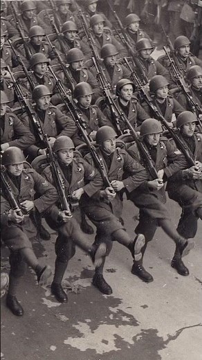 Carrara 1941 - Battaglione M in marcia