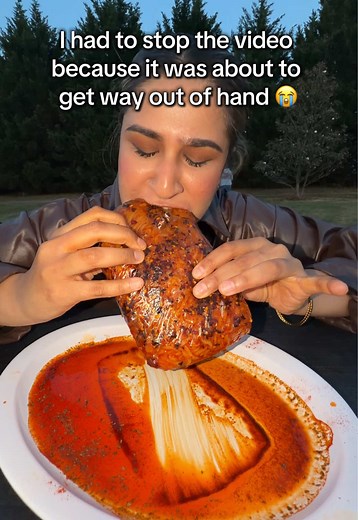 They started roasting each other 👀 @Taaabbbyy @moona___moona @needalivinlife #rockpaperscissors #sistersisterz #mukbang #foodchallenge #trending