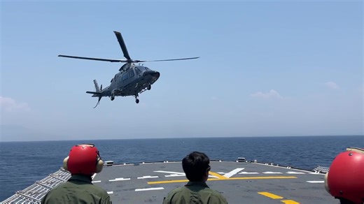 142K views · 176 reactions | Kuha ng paglapag ng naval helicopter ng Philippine Navy sa flight deck ng BRP Ramon Alcaraz (PS-16) ngayong tanghali, April 24. Ang aircraft ay kalahok sa Cross Deck Landing — isa sa mga aktibidad sa Multilateral Maritime Exercises sa Balikatan 2025. #News5 | via Dave Abuel | News5 | Facebook