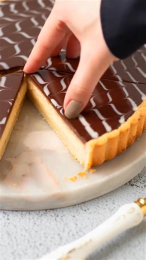 61K views · 691 reactions | Éclair Pie — Creamy, Classic & No-Bake Delicious! All the flavors of a chocolate éclair in an easy pie form #EclairPie #NoBakeDesserts #CreamyDesserts #ChocolateTopping #DessertReels | Chef Paula's Kitchen | Facebook