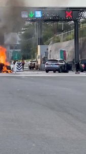 90K views · 707 reactions | #AlMomento ACCIDENTE E INCENDIO EN LA CASETA DE LA CHONA  Una camioneta Pick Up y una camioneta familiar chocaron y luego la pick up se incendió, los hechos en la caseta de La Chona. Por fortuna ninguno de los 6 ocupantes de ambos automotores resultó les¡onado. Autoridades y bomberos municipales atienden en este momento el acontecimiento. | KAOS Policiaco y Politico Ags | Facebook
