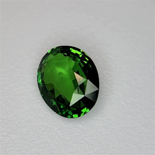This stunning 1.79-carat Tsavorite Garnet gemstone sparkles with vibrant green brilliance and is known for being one of the rarest and most valuable members of the garnet family 🌿 Mined primarily in East Africa, Tsavorite is a natural gem prized for its incredible clarity and vivid color 💎 Fun fact: Tsavorite is more than 200 times rarer than emeralds but still tough enough for daily wear 😍 Find this and thousands more dazzling gemstones on Gem Rock Auctions ✨ #TsavoriteGarnet #GreenGemstones