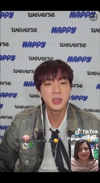 Lo subo de nuevo, porque TikTok le puso una canción y ya no se oyó 🥲 “No necesito nada más, estoy completa 😍💚❤️💙 @BTS No juzguen, estaba muy nerviosa #bts #jin #seokjin #happy #fyp #videocall #armybts