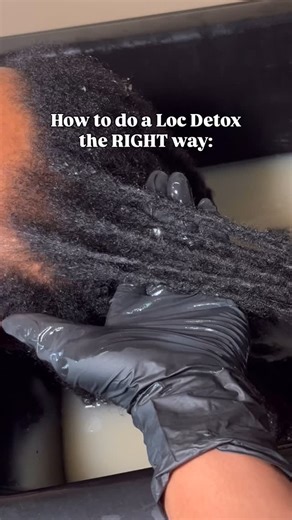 JACKSONVILLE,FL LOCTICIAN | ✨TIANTRESSES✨ on Instagram: "How to do a Loc Detox the RIGHT way 🧼✨ WHAT GOES IN THE BOWL: • Warm water • Baking soda • Apple Cider Vinegar • Lemon juice (optional) STEP 1: DETOX + RELEASE BUILDUP Add all ingredients into one bowl. Submerge locs and gently squeeze, push, and massage to release buildup. 👉🏽 You’ll see dirt, residue, and product buildup lift and float to the surface. STEP 2: RINSE THOROUGHLY Rinse locs completely with warm water to remove all detox re