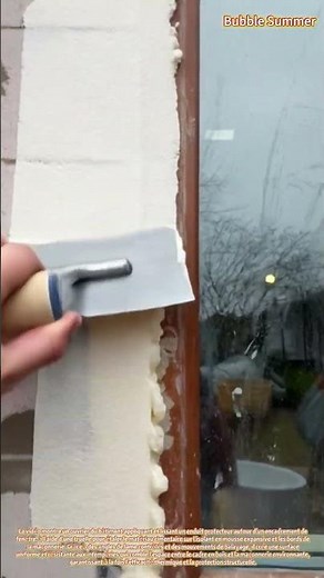 Finition des encadrements de fenêtres à l'aide d'un enduit appliqué à la truelle