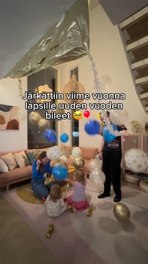 Salla Salmela on Instagram: "Meniskö teillä testiin? 🎈🤩 Tehtiin viime uutena vuotena oma pallosade jota lapset hihkuu tällekin vuodelle. 😆 Joten tottakai sellainen järjestetään! 😍 Tää jäi selkeästi mieleen ja oli helppo toteuttaa. Tän voi helposti laittaa myös matalampaan huonekorkeuteen ja tehdä vain pussin jonne pujottaa pallot sisälle 🥰 nauruna toimi hyvin kuusen koristenauha 😁👌🏻 Ihanaa uutta vuotta kaikille! 😍🎈✨"