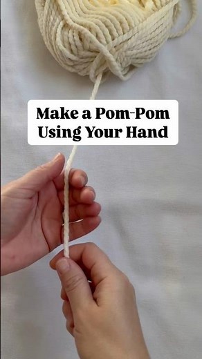 Make a pom-pom with your hand! 🤶🏻🎅🏻✨ #crochet #tutorial #santahat