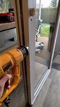 Réparation d'une porte en PVC forcée au levier. ‪@Tec7_HQ‬ ‪@FestoolFrance‬ ‪@DEWALTFrance‬