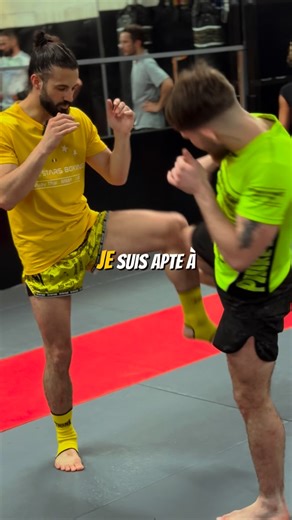 🇹🇭 Ta posture est très importante lorsque tu boxes 👉 En #muaythai on a une posture assez particulière 🫵 Si ta posture n’est pas adaptée, prépares les béquilles ! #boxethai #pourtoi #nakmuay muaythaï | Nak Johnny - Muay thai tutoriels