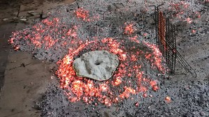 En Cortes de Pallás se sigue manteniendo viva la tradición de la elaboración de la torta de pastor de los gazpachos, donde muy amablemente nos mostraron cómo se realiza en las ascuas. Ojo a los dedos de don Bernardo, quien nos explica todo el proceso. | Valencia Bonita