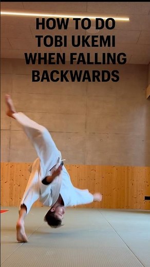 Aikido Ukemi Practice: How To Do Tobi Ukemi when Falling Backwards #ukemi #aikido #maeukemi
