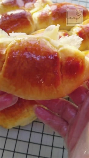 Super Fluffy and Moist Milk Roll Bread Recipe