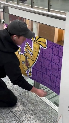 ♻️ High impact graphics. Low impact materials. From recyclable vehicle liveries to commercial graphics, MetaStream® is transforming the way we think about vinyl 🌍 ✅ Recyclable graphics turned into useful, re-usable items ✅ Compatible with trusted Metamark MD-Class and SignVinyl ✅ Release liners reborn as luxury paper products ✅ Designed to reduce waste to landfill Watch as the @csg.london team use MetaStream Ready™ materials for this project. #Metamark #MetaStream #Recycling #VinylRecycling #Su