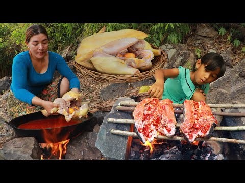 Survival skills/ Cooking big chicken curry and grilled fish spicy for eating delicious in forest
