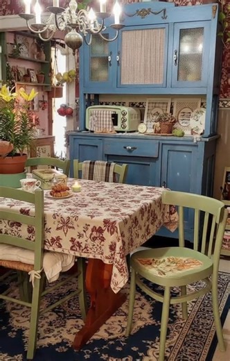 Get inspired by these stylish kitchen and dining table setups that blend comfort and elegance. Perfect for creating a warm, inviting atmosphere in your space! #homeinspo #homedecor #kitchendesign #diningroom #interiorstyle #homeideas #decorinspiration #kitcheninspo | Kitchen & Laundries