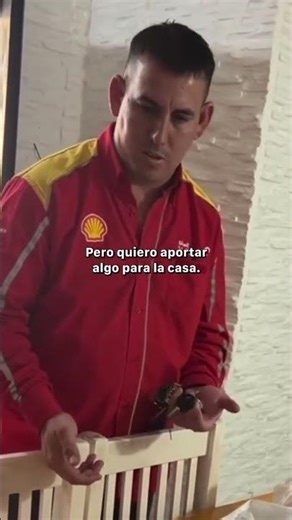 Thian aprendió barbería y se volvió viral por el regalo que les hizo a sus padres con lo que ganó