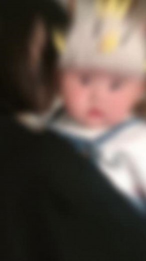 快六个月了，不会翻，不会坐，不会爬，也没长牙，干啥啥不会，吃手最在行，吃到干呕继续吃##热门