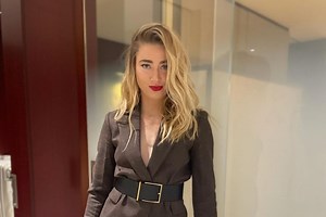 Wawancara Perdana Amber Heard Usai Kalah Sidang, Sebut Medsos Tak Adil - Hits Katadata.co.id
