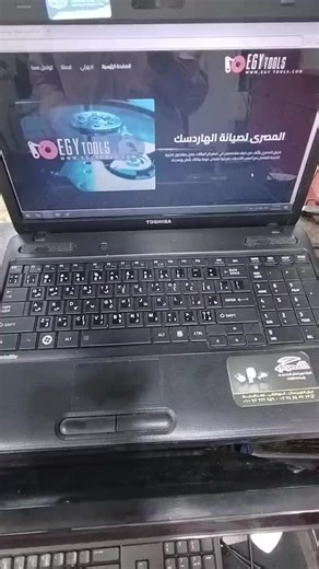 #مصر الهارد ديسك الظاهر في الصورة هو: Quantum Bigfoot CY Series النوع: IDE / PATA الحجم: 5.25 إنش (وهو غير معتاد، لأن أغلب الهاردات تكون 3.5 أو 2.5 إنش) السعة: يظهر في الصورة أنه 8.0 GB (مكتوبة في أعلى منتصف الهارد ACY3 0800) الشركة المصنعة: Quantum، وهي شركة كانت مشهورة في التسعينات، قبل أن تستحوذ عليها شركة Maxtor في عام 2001 (والتي لاحقًا اشترتها Seagate). مميزات وخصائص مميزة: الهارد من سلسلة Bigfoot، ودي كانت محاولة من Quantum لخفض التكلفة باستخدام أقراص أكبر (5.25