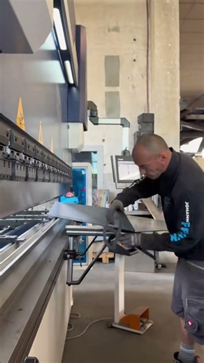 Aus einem flachen Blech entsteht Schritt für Schritt das fertige Bauteil. 💪