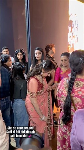 So care of her #hemamalini looked her saree move spotted at her concert #trendingshorts #viralvideo