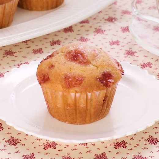 サラダ油で作る！ いちごジャムカップケーキのレシピ動画・作り方 | デリッシュキッチン