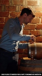 Discover Alchimie 🍫 Nicolas Cloiseau, chef at La Maison du Chocolat, and Benjamin Kuentz, publisher of French whisky, have combined their expertise to create a creation that overturns the codes of chocolate and spirits combinations: a bar of chocolate, matured in oak barrels, with an intense whisky taste and no alcohol*. A @lamaisonduchocolat_paris x @maisonbenjaminkuentz collaboration to be discovered exclusively in La Maison du Chocolat boutiques and by delivery on www.lamaisonduchocolat.com 