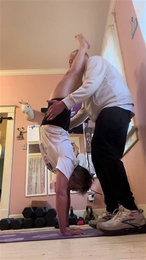 I can't believe I cannot jump up anymore!! I thought charles could help. It did a little. I need a coach!!😩😩#spotter #handstand #armbalance #over60