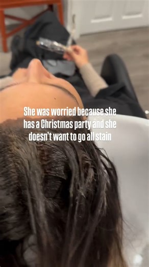 behindthechair.com on Instagram: "* Well ... THIS ... looks interesting ... and brilliant 🤌🏼🤌🏼🤌🏼 🎥 @zulia.hairartist Forehead dye stains don’t need harsh removers. This pro trick uses the same hair color to lift the stain gently. • Las manchas de tinte en la piel no necesitan removedores agresivos. Este truco profesional usa el mismo tinte para limpiarlas suavemente ✨ Haircolor/ haircolorist/ hairdresser/ hairstylist #btczuliahairartist #btcWellThisLooksInteresting #btcReelQuickie"