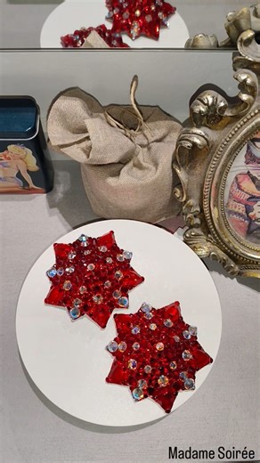 Pasties rossi e crystal AB ♥️💎 Realizzati per @la_fay_s 🌟 Strass Swarovski, retro in similpelle. ____________________ Red pasties and crystal AB ♥️💎 Made for @la_fay_s 🌟 Swarovski rhinestones, imitation leather back. #burlesquepasties #pasties #madeinitaly #burlesquecostume #nipplepasties | Madame Soirée