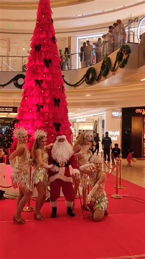 കൊച്ചിForum Mall ലെ ക്രിസ്മസ് കാഴ്ചകൾ🎀 #forummall #kochi #santa #dance #santaclaus #trending #shorts