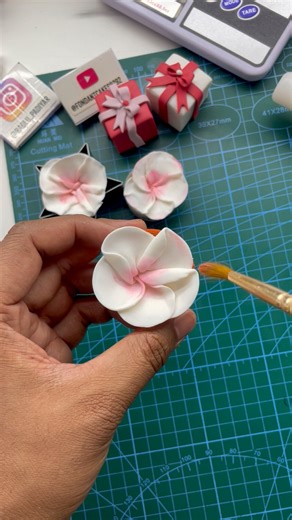How To Make Fondant Flowers With Easy tricks Fondant cakes #fondant #fondanttoppers #fondantflowers #diy #diycrafts #bakery #cake | Chef Bablu Padiyar
