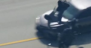 Βίντεο ντοκουμέντο από καταδίωξη στις ΗΠΑ: Αστυνομικός πέταξε στον αέρα αναβάτη μηχανής που σκότωσε συνάδελφό του