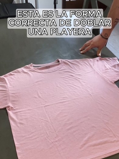 Cómo doblar una playera correctamente en simples pasos