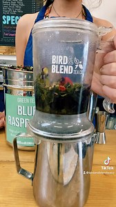 💙🦄MAGICAL COLOUR CHANGING BLUE RASPBERRY TEA!🦄💙 Want to make our famous, colour-changing in-store drinks special Unicorn Fizz at home? Well now you can with this easy iced tea recipe! 🧊 We use our best-selling Blue Raspberry blue pea flower tea to make this bright blue iced tea, that turns pink with a splash of lemon juice! Magic! 🍋 🌟Totally natural 🌟No added sugar 🌟Full of green tea antioxidants Click the link for the recipe & head to our website or your local store to grab a pouch! We